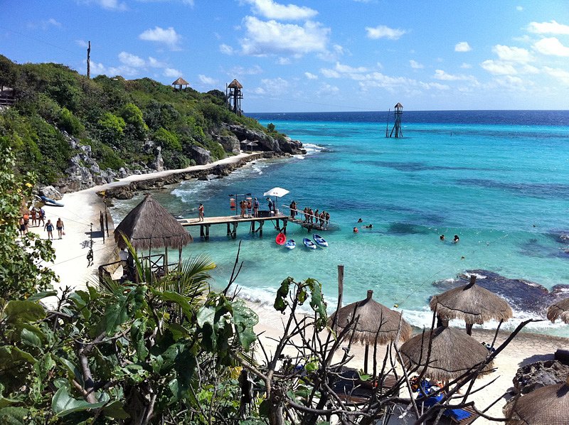 A sheltered cove with a pier and snorkellers at Parque Garrafón on Isla Mujeres